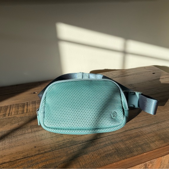 Lululemon Athletica Crater Blue Mesh Crossbody/Belt Bag - Picture 1 of 6